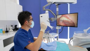 前歯が内側に傾いている？その原因やリスク、治療法を解説