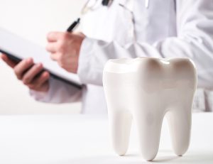 藤が丘駅徒歩1分の歯医者「マイデンタルオフィス藤が丘」で定期検診を受けているのに虫歯になった場合の歯科医師の見落とし責任について解説