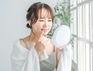 前歯が内側に傾いている？その原因やリスク、治療法を解説