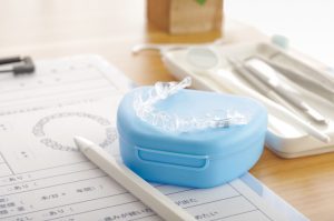 前歯が内側に傾いている？その原因やリスク、治療法を解説