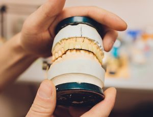 藤が丘駅徒歩1分の歯医者「マイデンタルオフィス藤が丘」で頬の左右差は噛みグセが原因？顔の左右バランスとの関係について解説