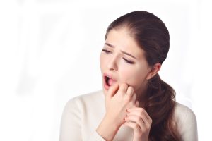 藤が丘駅徒歩1分の歯医者「マイデンタルオフィス藤が丘」で頬の左右差は噛みグセが原因？顔の左右バランスとの関係について解説